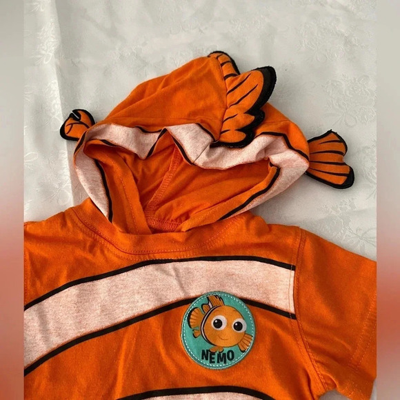 Disney Pixar Finding Nemo T-Shirt with Hood with 3D Fins Clown Fish Orange 12M - Picture 2 of 4
